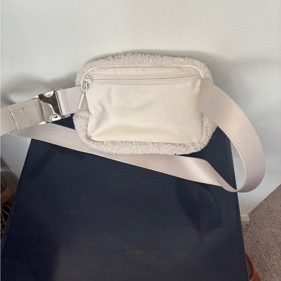 RARE Lululemon White Fleece Bunny Belt Bag - Picture 7 of 10